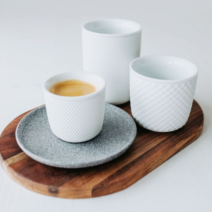 DOUBLEWALLS Porcelánová dvojstenná šálka TWIST raw, 80 ml