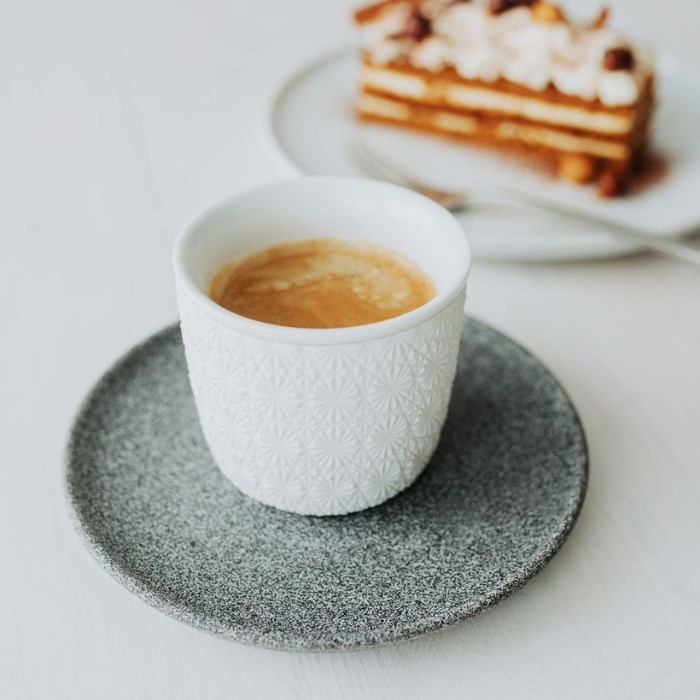 DOUBLEWALLS Porcelánová dvojstenná šálka STARS raw, 180 ml